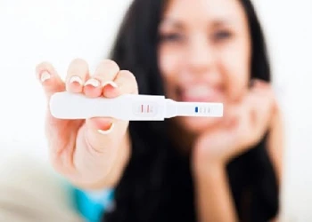 Nên dùng que thử thai vào lúc nào trong ngày để cho kết quả chính xác?